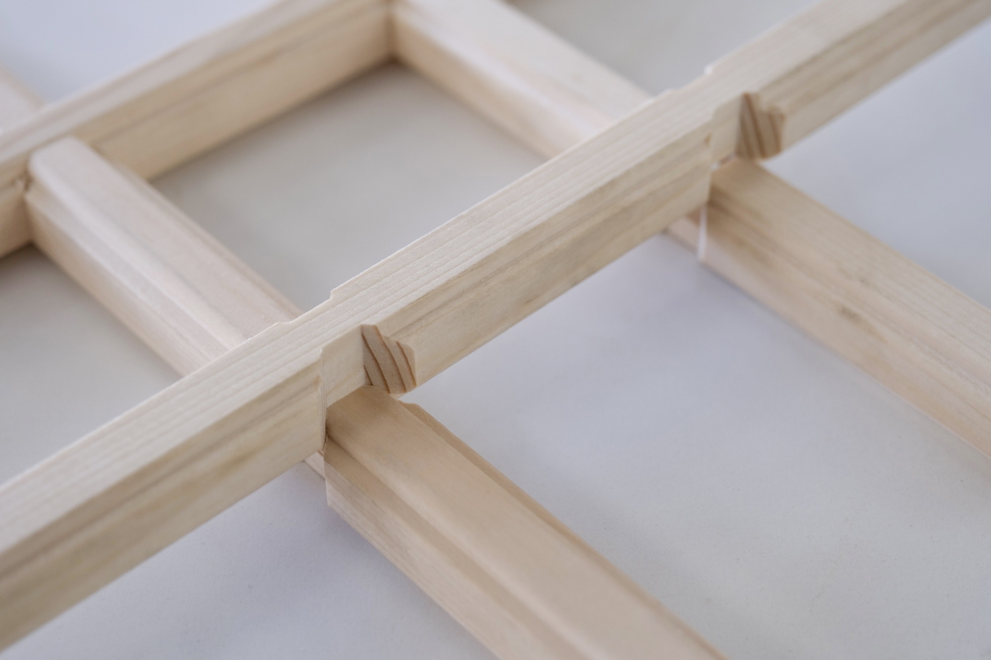 La précision d’un assemblage de croisillons en bois Gutknecht