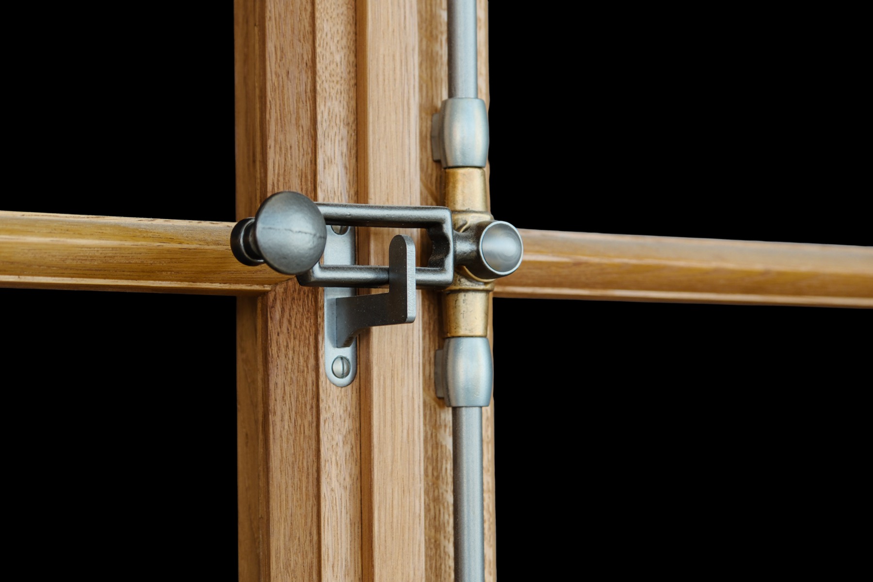 Détail de la fermeture métallique d’une fenêtre en bois